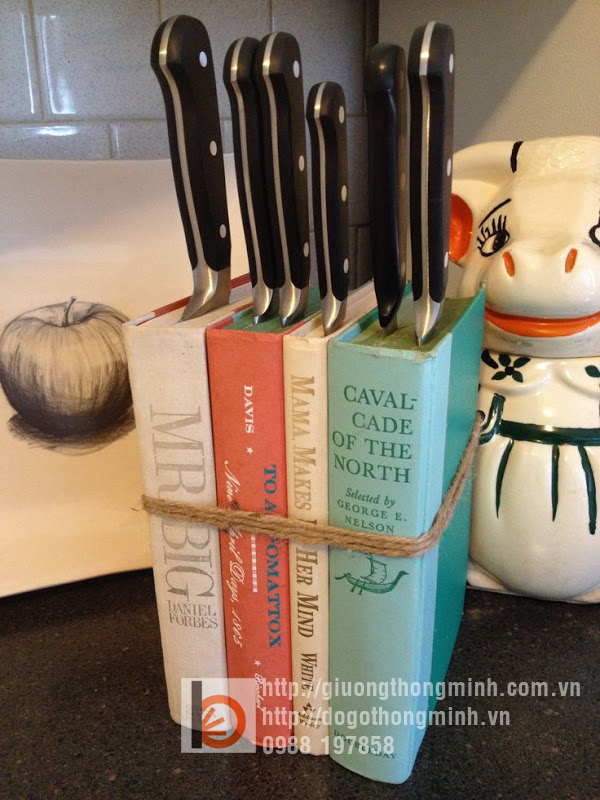 Xin chào những độc giả tuyệt vời của tôi! Tôi chắc chắn rằng trong cuộc sống hàng ngày các bạn sẽ có một số thủ thuật trong việc sinh hoạt, sắp xếp đồ nội thất để tạo cho cuộc sống trở lên dễ dàng hơn. Chúng tôi đưa ra các giải pháp mới mỗi ngày giúp chúng ta phải đối mặt với những trở ngại, khó khăn trong cuộc sống hiện đại Tìm hiểu thêm giải pháp không gian: giường thông minh Chúng ta phải thừa nhận rằng trong nhà người phụ nữ thực sự sáng tạo và đưa ra nhiều giải pháp để tạo ra không gian tiện ích cho cuộc sống của mọi thành viên trong gia đình. Dưới đây là một số trong những tip hữu ích là rất dễ dàng, tiết kiệm bạn có thể sử dụng mà sẽ giúp rất nhiều trong cuộc sống của bạn. Tôi đã cố gắng để thu thập một số ví dụ đáng chú ý tham khảo bộ sưu tập của tôi và cho tôi biết đâu là thiết kế bạn thích nhất.Trong nhà bếp, chúng tôi sử dụng những cuốn sách cũ không sử dụng để làm nơi cắm dao . Hầu hết chúng ta giữ dao của họ trong các kệ với tất cả các đồ dùng khác, nhưng xin hãy nhớ rằng nó thực sự là nguy hiểm nếu bạn để một cách hỗn độn. Hay khi bạn có rất nhiều đồ nhỏ lặt vặt muốn lưu trữ bạn có thể sử dụng những chiếc cốc nhỏ lỗi với nhau bằng dây thép treo lên tường tận dụng không gian không sử dụng.... trên đây là một số cách bạn có thể tận dụng cho không gian của bạn