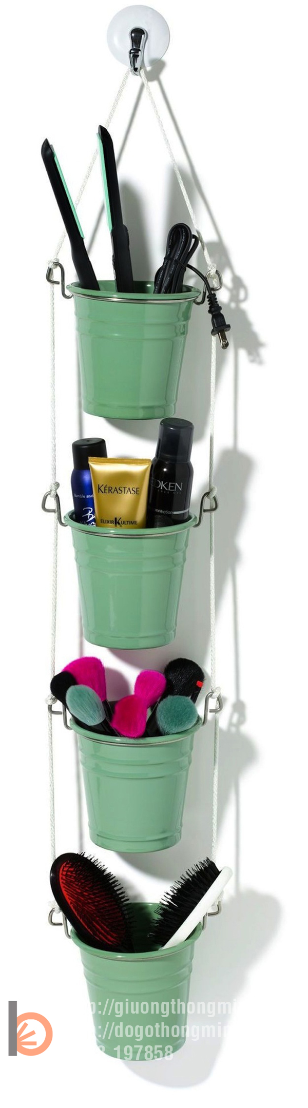 Xin chào những độc giả tuyệt vời của tôi! Tôi chắc chắn rằng trong cuộc sống hàng ngày các bạn sẽ có một số thủ thuật trong việc sinh hoạt, sắp xếp đồ nội thất để tạo cho cuộc sống trở lên dễ dàng hơn. Chúng tôi đưa ra các giải pháp mới mỗi ngày giúp chúng ta phải đối mặt với những trở ngại, khó khăn trong cuộc sống hiện đại Tìm hiểu thêm giải pháp không gian: giường thông minh Chúng ta phải thừa nhận rằng trong nhà người phụ nữ thực sự sáng tạo và đưa ra nhiều giải pháp để tạo ra không gian tiện ích cho cuộc sống của mọi thành viên trong gia đình. Dưới đây là một số trong những tip hữu ích là rất dễ dàng, tiết kiệm bạn có thể sử dụng mà sẽ giúp rất nhiều trong cuộc sống của bạn. Tôi đã cố gắng để thu thập một số ví dụ đáng chú ý tham khảo bộ sưu tập của tôi và cho tôi biết đâu là thiết kế bạn thích nhất.Trong nhà bếp, chúng tôi sử dụng những cuốn sách cũ không sử dụng để làm nơi cắm dao . Hầu hết chúng ta giữ dao của họ trong các kệ với tất cả các đồ dùng khác, nhưng xin hãy nhớ rằng nó thực sự là nguy hiểm nếu bạn để một cách hỗn độn. Hay khi bạn có rất nhiều đồ nhỏ lặt vặt muốn lưu trữ bạn có thể sử dụng những chiếc cốc nhỏ lỗi với nhau bằng dây thép treo lên tường tận dụng không gian không sử dụng.... trên đây là một số cách bạn có thể tận dụng cho không gian của bạn