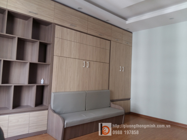 Anh đã quyết đinh sử dụng thiết kế của Wallbed, bao gồm: - 1 giường thông minh 1,6mx2m có thể gập gọn lên cùng hệ thống tủ khi không sử dụng - Sofa thông minh với khoang chứa đồ sử dụng tiếp khách và ngồi xem ti vi thư giãn - Hệ thông tủ quần quần áo bên cạnh và phía trên cung cấp không gian lưu trữ quần áo gọn gàng - Hệ thống giá sách, băng kệ dọc cửa sổ và bàn học tạo lên khu vực làm việc và đọc sách trang nhã - Kệ tủ ti vi thiết kế tinh tế